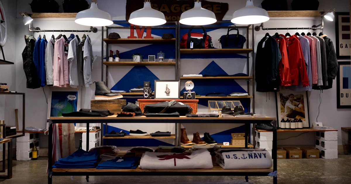 パッケージブランディング — 洗練されたパッケージデザインが並ぶ商品棚、ブランドの世界観を伝えるイメージ