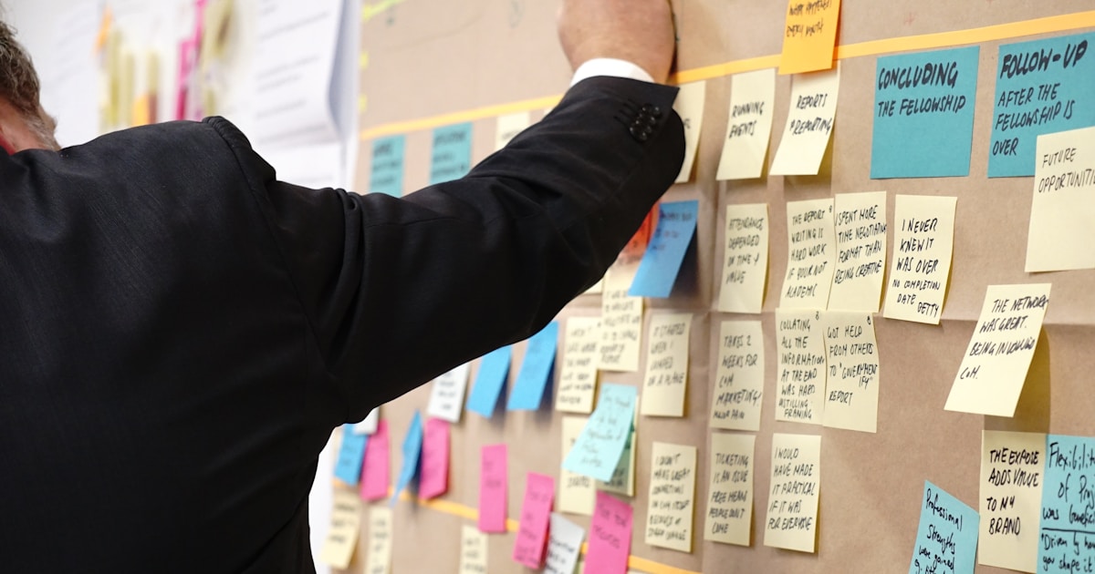 ブランドメッセージの設計 — ホワイトボードにコピーのアイデアを書き出すマーケター