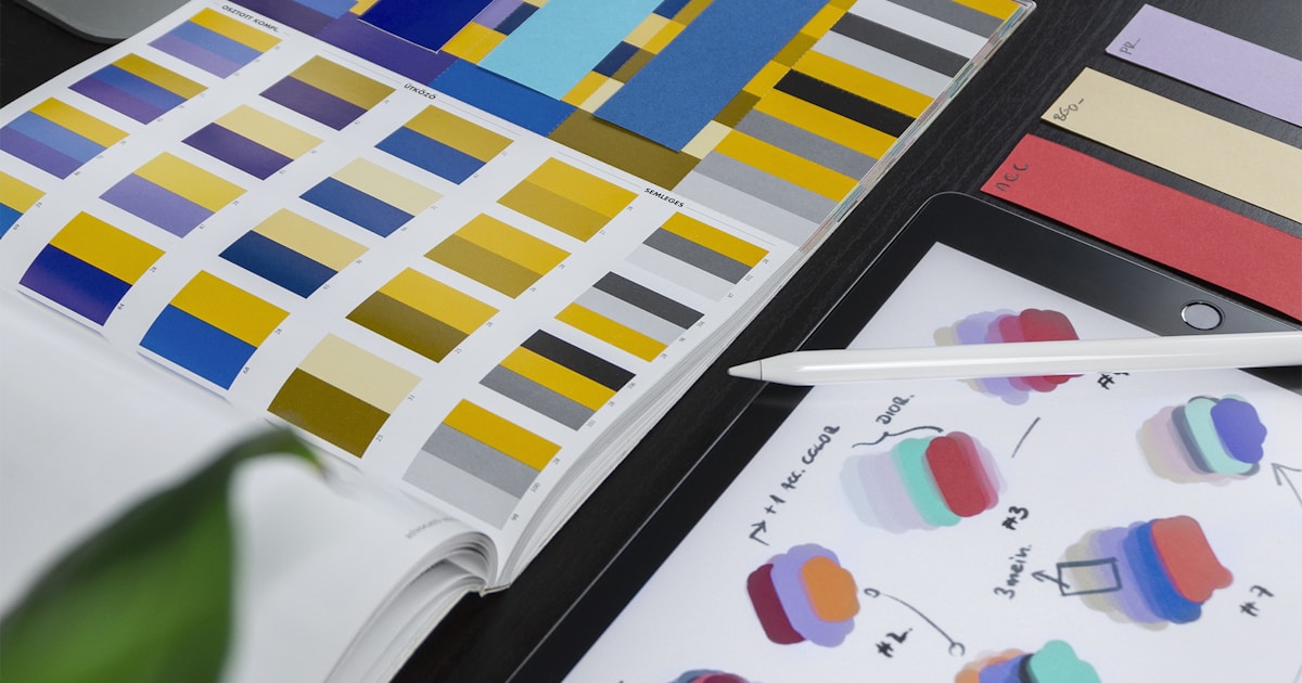 パッケージデザインの制作プロセス — デザイナーがスケッチとカラーパレットを検討する作業風景