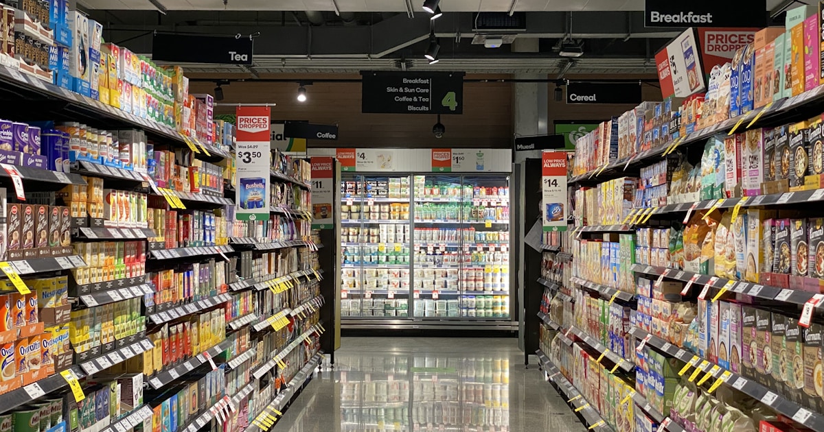 パッケージの役割 — カラフルな商品パッケージが陳列された店頭の様子